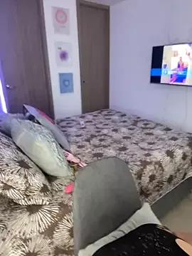 Discover our girls online shows and discover the company of countless livestreamers, with stunning shapes, sex toys and more.