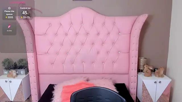Discover our girls online shows and discover the company of countless livestreamers, with stunning shapes, sex toys and more.