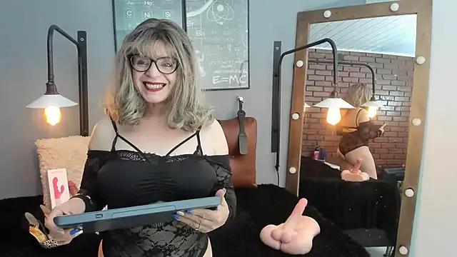 Discover our girls online shows and discover the company of countless livestreamers, with stunning shapes, sex toys and more.