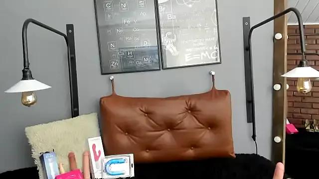 Discover our girls online shows and discover the company of countless livestreamers, with stunning shapes, sex toys and more.
