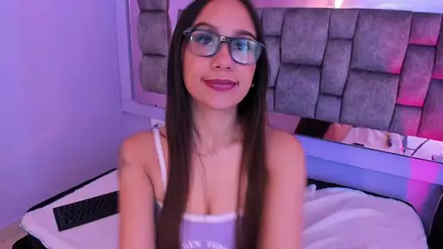 Discover our girls online shows and discover the company of countless livestreamers, with stunning shapes, sex toys and more.