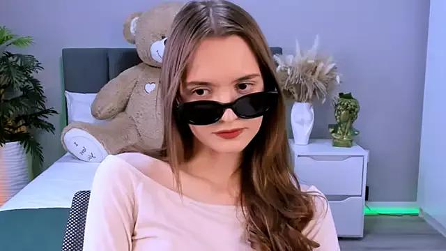 Discover our girls online shows and discover the company of countless livestreamers, with stunning shapes, sex toys and more.