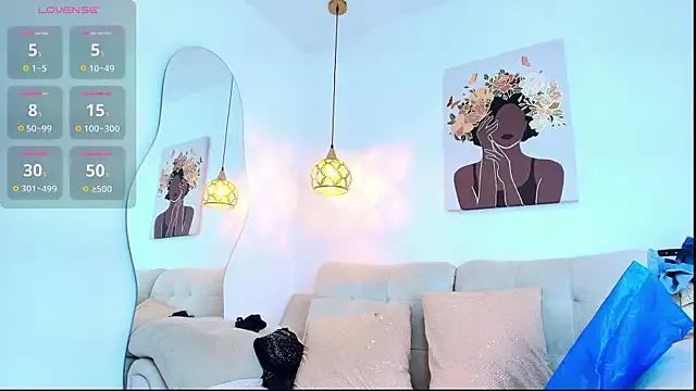 Discover our girls online shows and discover the company of countless livestreamers, with stunning shapes, sex toys and more.