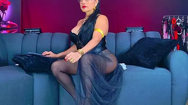 Discover our girls online shows and discover the company of countless livestreamers, with stunning shapes, sex toys and more.