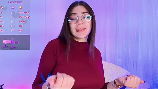 Discover our girls online shows and discover the company of countless livestreamers, with stunning shapes, sex toys and more.