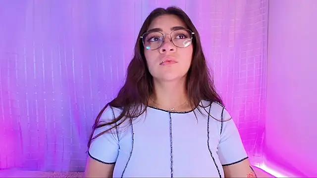 Discover our girls online shows and discover the company of countless livestreamers, with stunning shapes, sex toys and more.