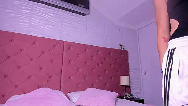 Discover our girls online shows and discover the company of countless livestreamers, with stunning shapes, sex toys and more.