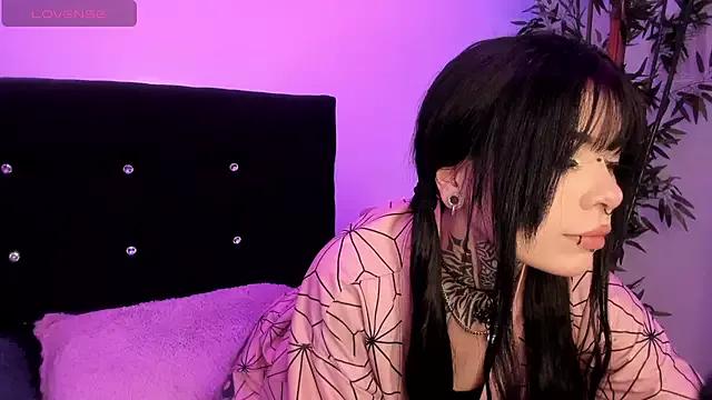 Discover our girls online shows and discover the company of countless livestreamers, with stunning shapes, sex toys and more.