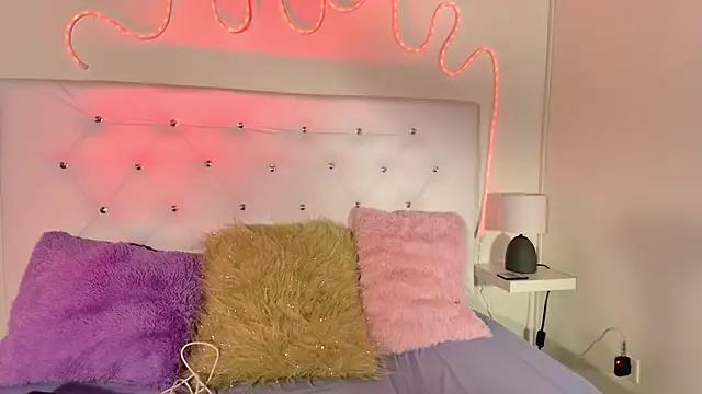 Discover our girls online shows and discover the company of countless livestreamers, with stunning shapes, sex toys and more.