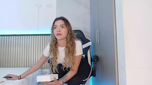 Discover our girls online shows and discover the company of countless livestreamers, with stunning shapes, sex toys and more.