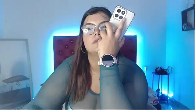 Discover our girls online shows and discover the company of countless livestreamers, with stunning shapes, sex toys and more.