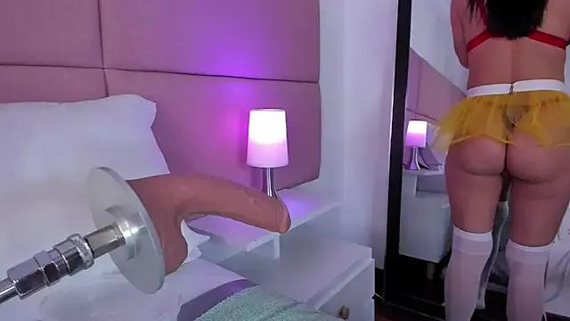 Discover our girls online shows and discover the company of countless livestreamers, with stunning shapes, sex toys and more.