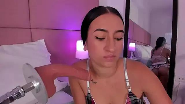 Discover our girls online shows and discover the company of countless livestreamers, with stunning shapes, sex toys and more.
