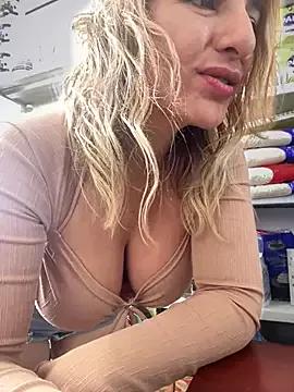 Discover our girls online shows and discover the company of countless livestreamers, with stunning shapes, sex toys and more.