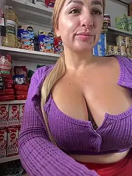 Discover our girls online shows and discover the company of countless livestreamers, with stunning shapes, sex toys and more.