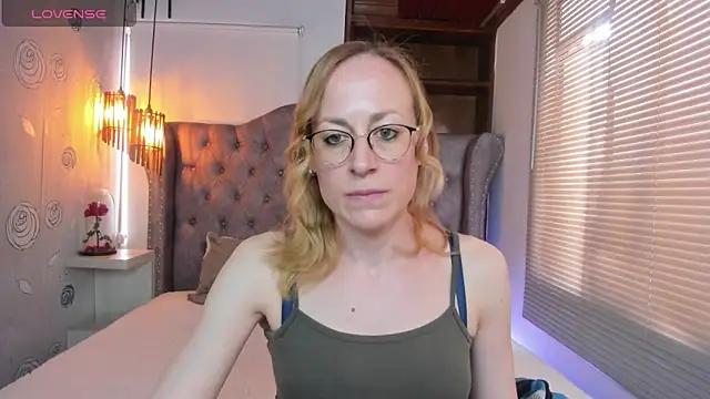 Discover our girls online shows and discover the company of countless livestreamers, with stunning shapes, sex toys and more.