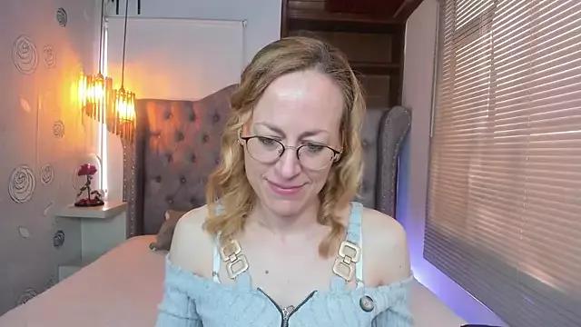 Discover our girls online shows and discover the company of countless livestreamers, with stunning shapes, sex toys and more.