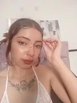 Discover our girls online shows and discover the company of countless livestreamers, with stunning shapes, sex toys and more.