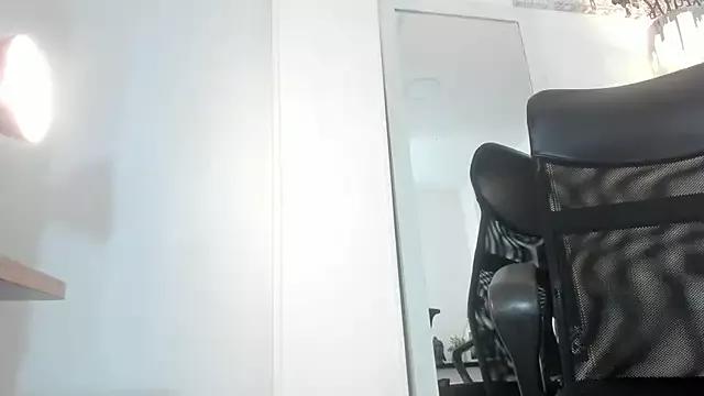 Discover our girls online shows and discover the company of countless livestreamers, with stunning shapes, sex toys and more.