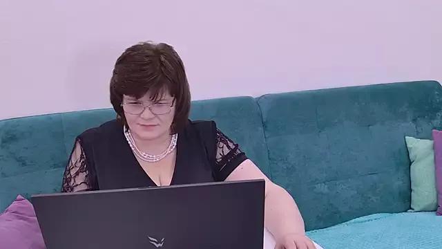 Discover our girls online shows and discover the company of countless livestreamers, with stunning shapes, sex toys and more.