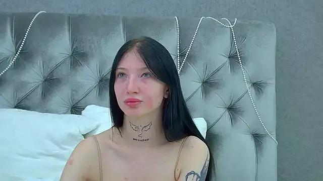 Discover our girls online shows and discover the company of countless livestreamers, with stunning shapes, sex toys and more.