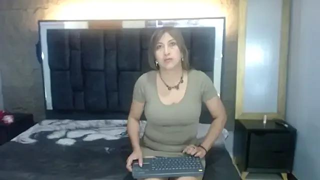Discover our girls online shows and discover the company of countless livestreamers, with stunning shapes, sex toys and more.