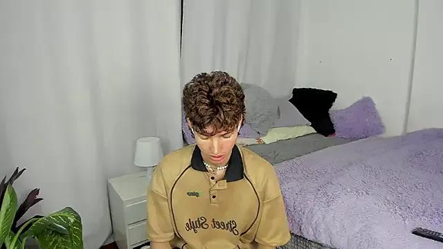 santy-kitty from StripChat is Freechat