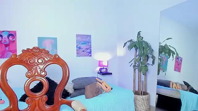 Discover our girls online shows and discover the company of countless livestreamers, with stunning shapes, sex toys and more.