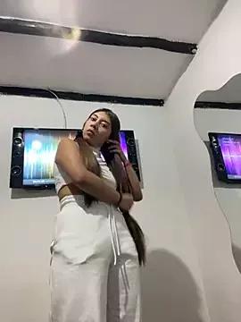 Discover our girls online shows and discover the company of countless livestreamers, with stunning shapes, sex toys and more.