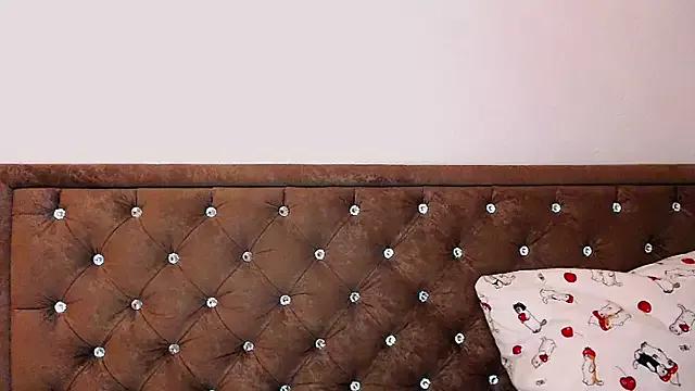 Sara4uu from StripChat is Freechat