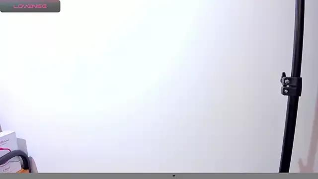 Sara_liittle from StripChat