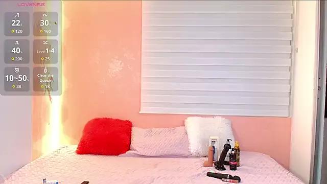 Discover our girls online shows and discover the company of countless livestreamers, with stunning shapes, sex toys and more.