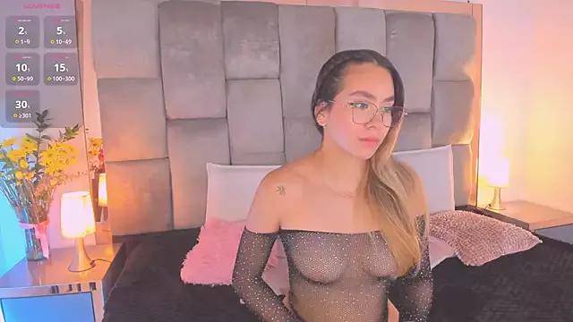 sara_madrid from StripChat is Freechat