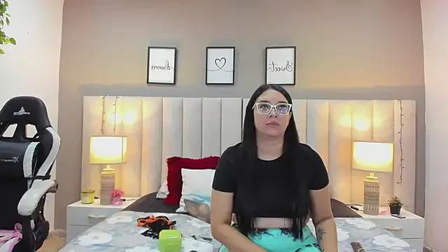 Discover our girls online shows and discover the company of countless livestreamers, with stunning shapes, sex toys and more.