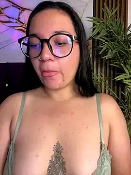Discover our girls online shows and discover the company of countless livestreamers, with stunning shapes, sex toys and more.
