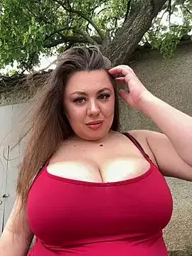 Discover our girls online shows and discover the company of countless livestreamers, with stunning shapes, sex toys and more.