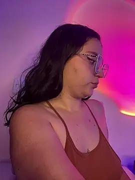 Discover our girls online shows and discover the company of countless livestreamers, with stunning shapes, sex toys and more.