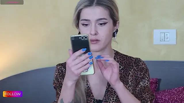 Sarah-Hart from StripChat