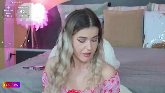 Sarah-Hart from StripChat