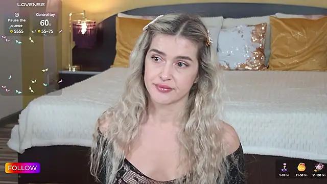 Sarah-Hart from StripChat