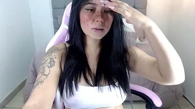Discover our girls online shows and discover the company of countless livestreamers, with stunning shapes, sex toys and more.