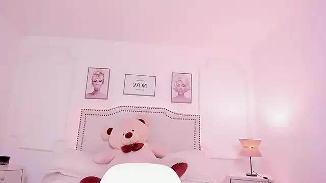 Discover our girls online shows and discover the company of countless livestreamers, with stunning shapes, sex toys and more.