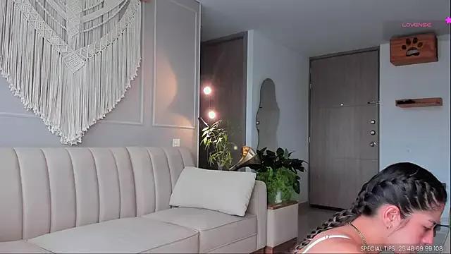 Discover our girls online shows and discover the company of countless livestreamers, with stunning shapes, sex toys and more.