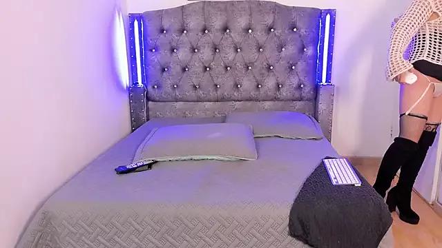 Discover our girls online shows and discover the company of countless livestreamers, with stunning shapes, sex toys and more.