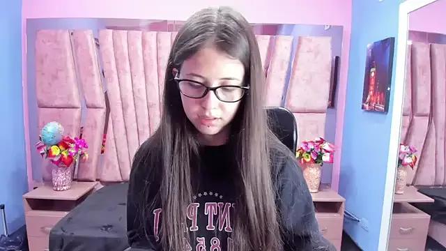 Discover our girls online shows and discover the company of countless livestreamers, with stunning shapes, sex toys and more.