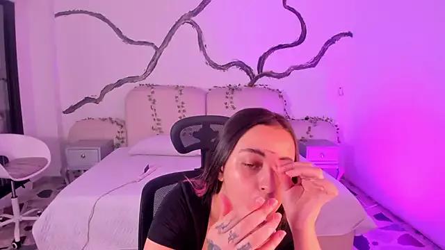 Discover our girls online shows and discover the company of countless livestreamers, with stunning shapes, sex toys and more.