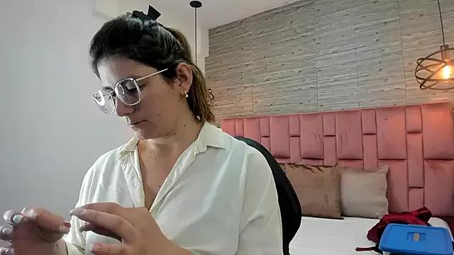 Discover our girls online shows and discover the company of countless livestreamers, with stunning shapes, sex toys and more.