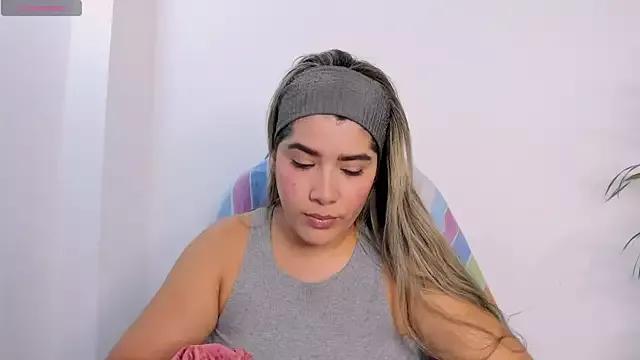 Discover our girls online shows and discover the company of countless livestreamers, with stunning shapes, sex toys and more.