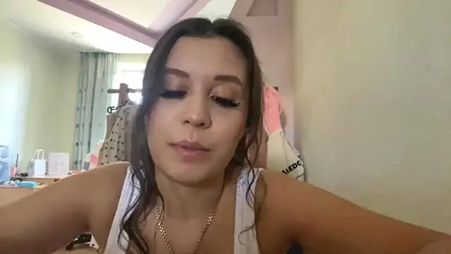 Discover our girls online shows and discover the company of countless livestreamers, with stunning shapes, sex toys and more.