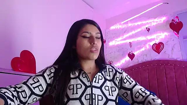 Discover our girls online shows and discover the company of countless livestreamers, with stunning shapes, sex toys and more.
